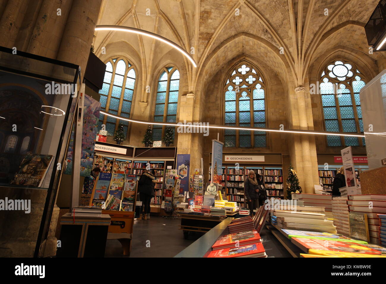 Boekhandel Dominicanen oder Buchhandlung Dominikaner ist eine Buchhandlung oder Buchhandlung in einem aus dem 13. Jahrhundert stammenden Kirche in Maastricht, Niederlande. Stockfoto