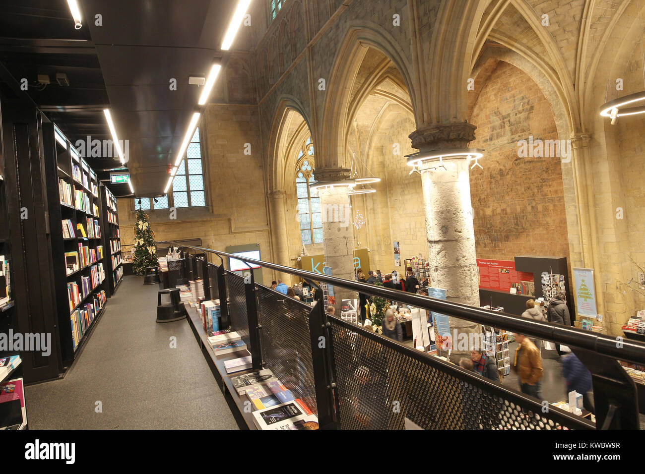 Boekhandel Dominicanen oder Buchhandlung Dominikaner ist eine Buchhandlung oder Buchhandlung in einem aus dem 13. Jahrhundert stammenden Kirche in Maastricht, Niederlande. Stockfoto