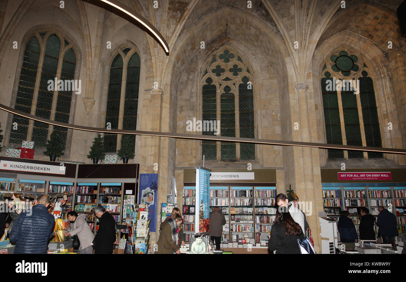 Boekhandel Dominicanen oder Buchhandlung Dominikaner ist eine Buchhandlung oder Buchhandlung in einem aus dem 13. Jahrhundert stammenden Kirche in Maastricht, Niederlande. Stockfoto