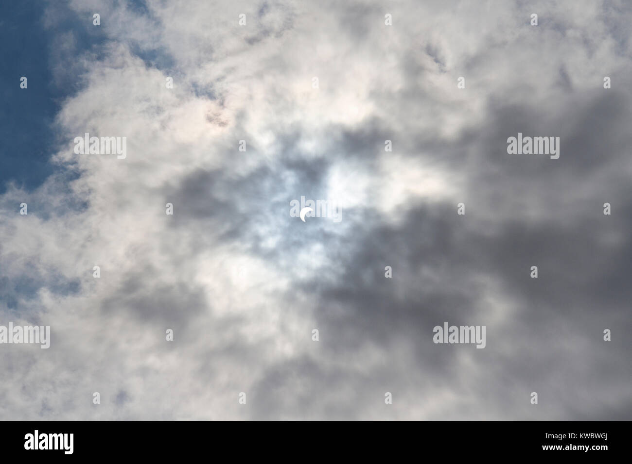 Blick auf die partielle Sonnenfinsternis 21. August 2017, wie von Valley Forge, Pennsylvania, United States gesehen verdeckt werden. Stockfoto