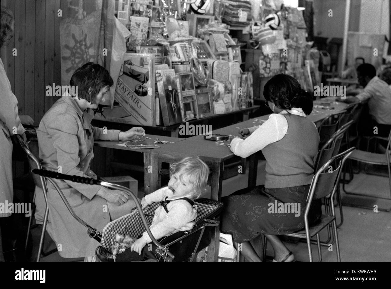 1970s UK London Mutter und Kind spielen Bingo in einer Spielhalle. Multikulturelles Großbritannien 70er Jahre Portobello Road, Notting Hill England HOMER SYKES Stockfoto