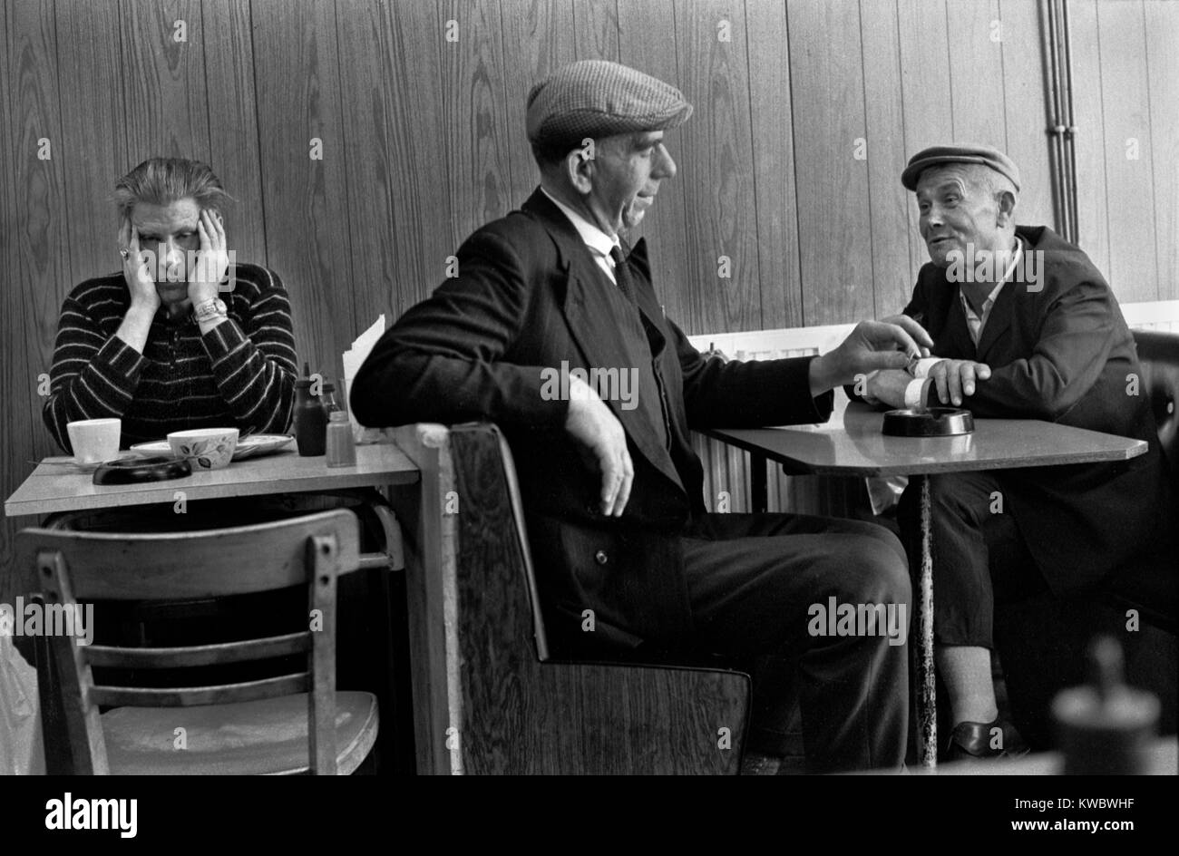 Deprimierter Mann, der seinen Kopf in den Händen hielt, in einem Café Notting Hill London 1970er 1975 UK HOMER SYKES Stockfoto