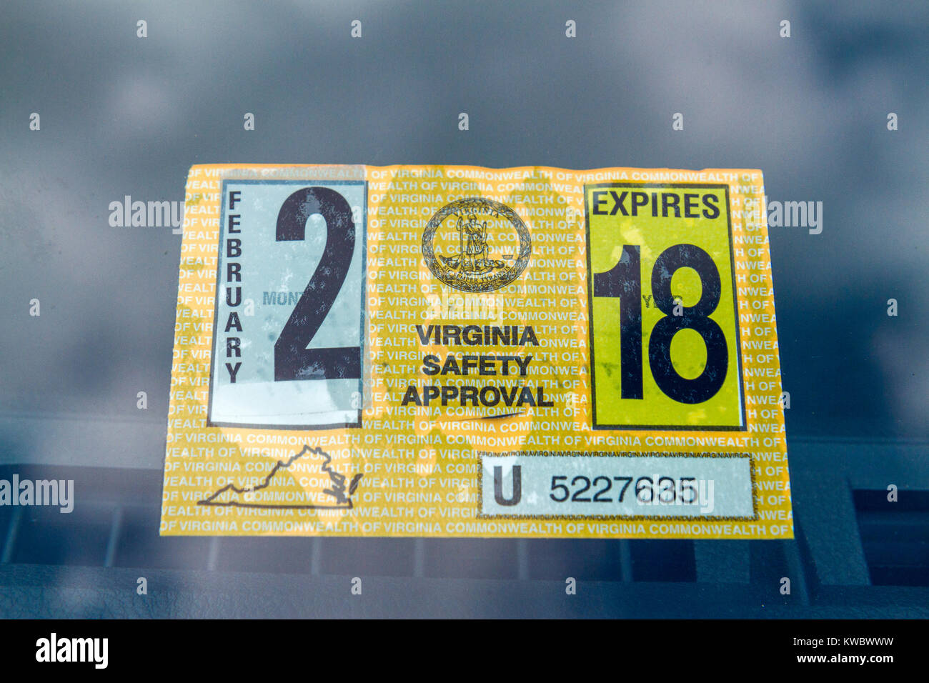 Ein Virginia Sicherheitszulassung Aufkleber aus dem Virginia und die Sicherheit des Fahrzeugs Inspektionsprogramm, United States. Stockfoto