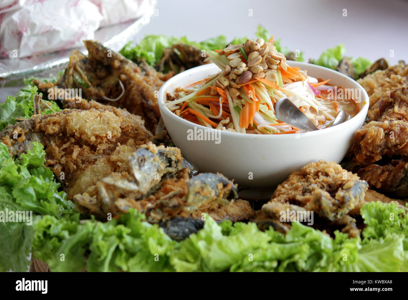 Thai Food, gebratene Makrele mit pikanter Soße und Gemüse ...