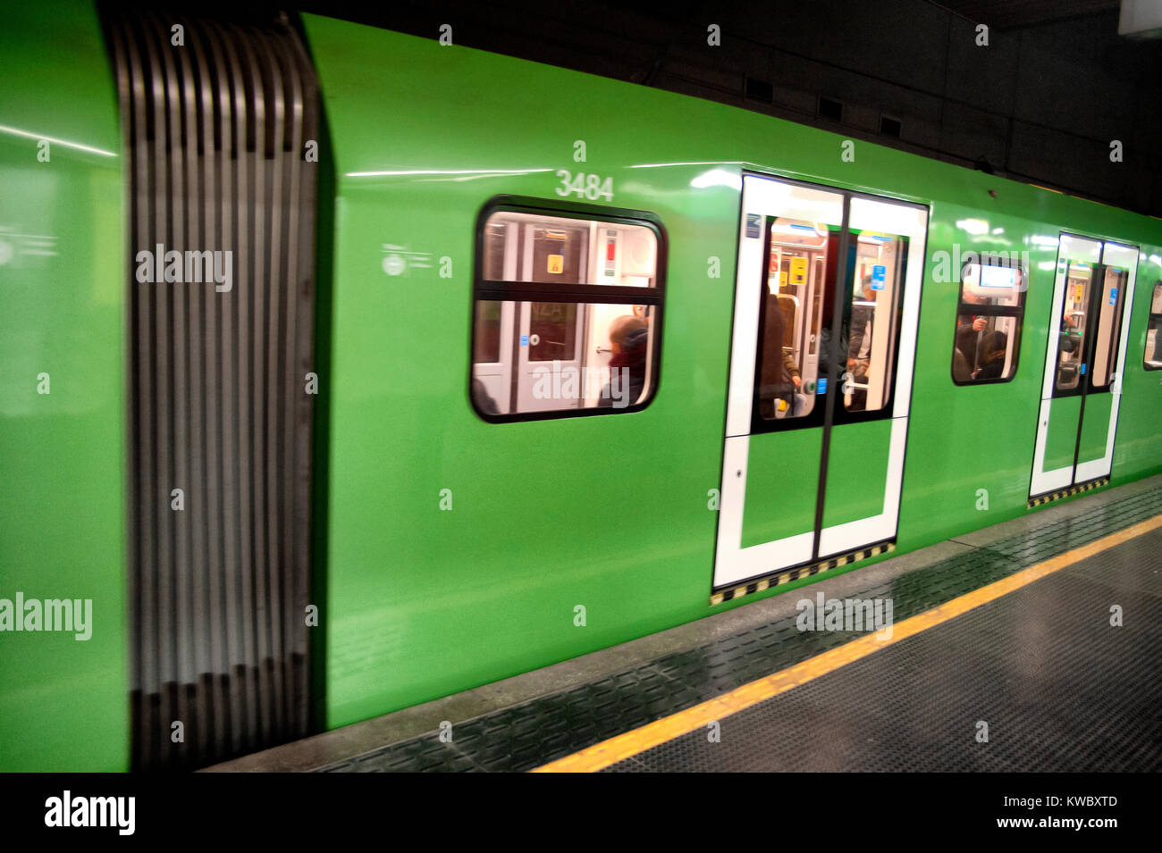 Eine U-Bahn an der Station mit der Tür geschlossen. Keine Personen auf der Plattform. Einige Reisende im Zug sitzen. Stockfoto