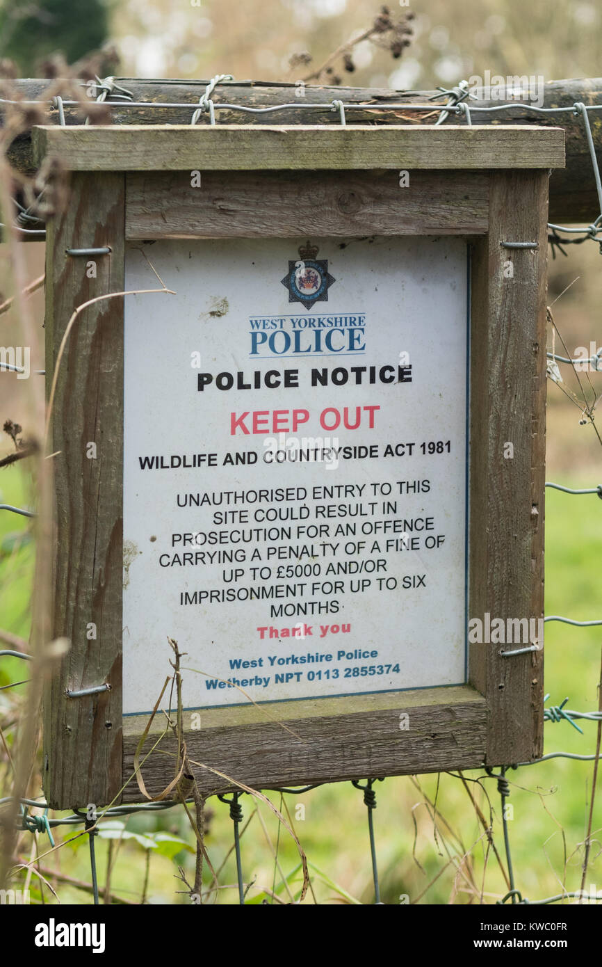 Polizei Hinweis Halten Sie die Tierwelt und Landschaft 1981 Gesetz unterzeichnen am Standort von besonderem wissenschaftlichen Interesse, eccup Reservoir, Leeds, Stockfoto