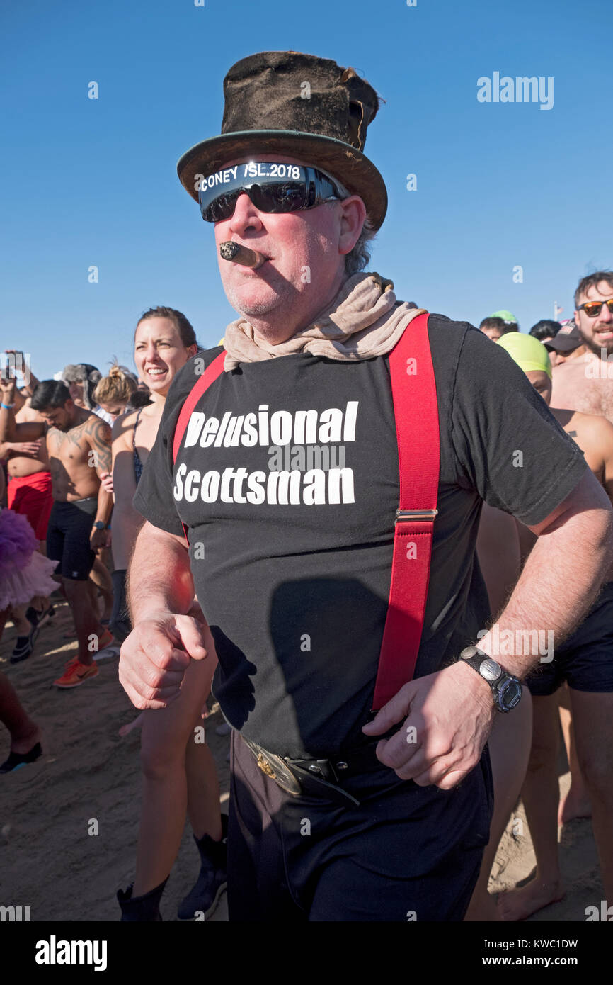 Ein Schwimmer in einem WAHNHAFTEN SCOTTSMAN t shirt Köpfe für den Atlantischen Ozean bei Tag die 114 Polar Bear Club Das neue Jahr schwimmen. Stockfoto