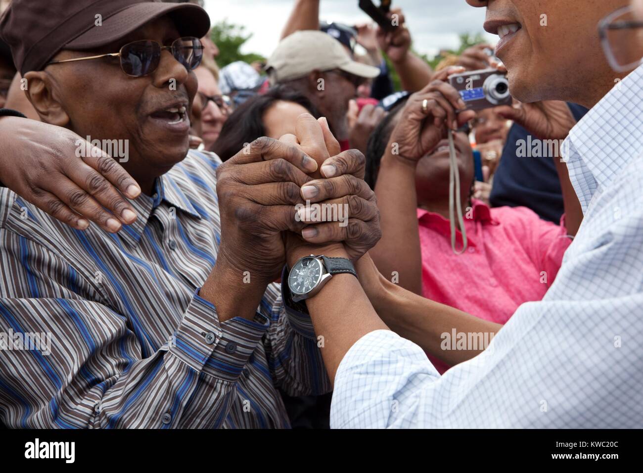 Präsident Barack Obama mit grüßt einen Mann in Detroit während einer Feier der Tag der Arbeit. 5. September 2011 (BSLOC 2015 3 86) Stockfoto