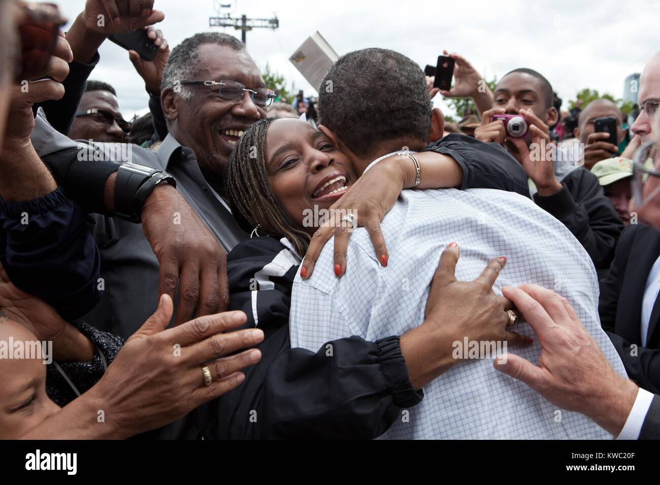 Präsident Barack Obama wird von einer Frau während ein Labor Day fest umarmt. 5. September 2011 (BSLOC 2015 3 87) Stockfoto