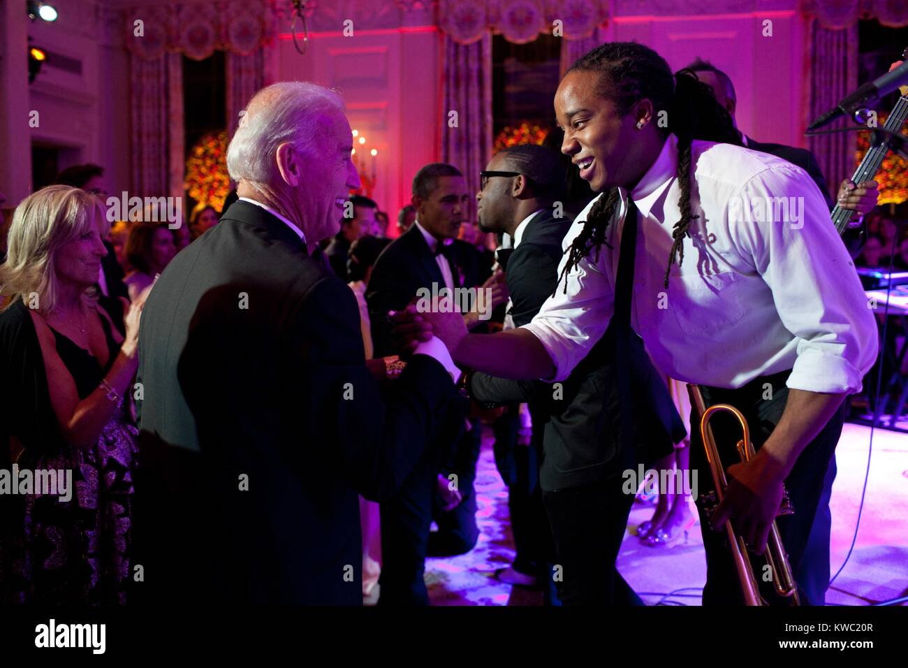 Vizepräsident Joe Biden grüßt Lance Powlis, ein Trompeter in Janelle monae's Band. Die Gruppe durchgeführt im Speisesaal des Weißen Hauses, Okt. 13, 2011. (BSLOC 2015 3 91) Stockfoto