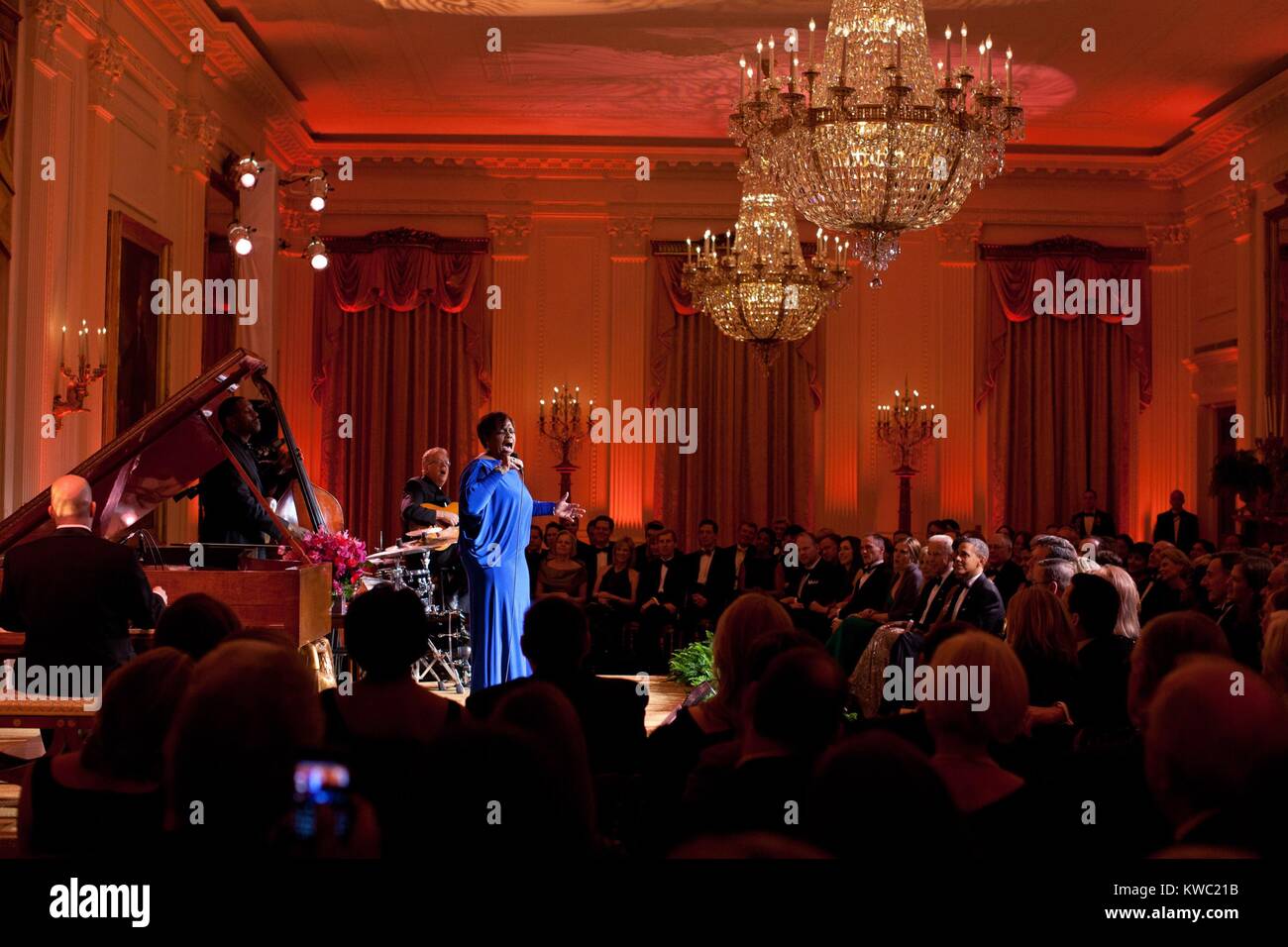 Dianne Reeves führt während der National Governors Association Dinner im Weißen Haus. 26. Februar 2012. (BSLOC 2015 3 97) Stockfoto