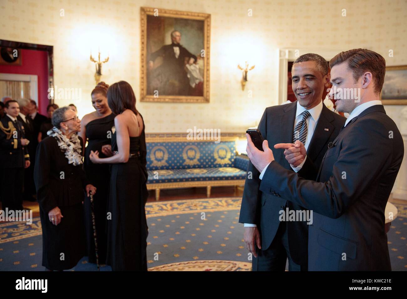 An der Linken, der First Lady Michelle Obama spricht mit Queen Latifah und ihrer Großmutter, Katherine Viola Bray. Vor der 'In der Leistung im Weißen Haus: Memphis Soul" Konzert, später auf Sendung PDS. April 9, 2013. (BSLOC 2015 3 99) Stockfoto
