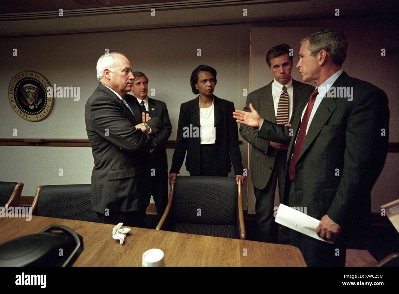 Treffen im Weißen Haus Emergency Operations Center, Sept. 11, 2001. Präsident George W. Bush trifft sich mit, von links: VP Dick Cheney; Stabschef Andy Card; Condoleeza Rice, die Nationale Sicherheitsberaterin, Special Agent Carl Truscott, der US-Geheimdienst. (BSLOC 2015 2 140) Stockfoto