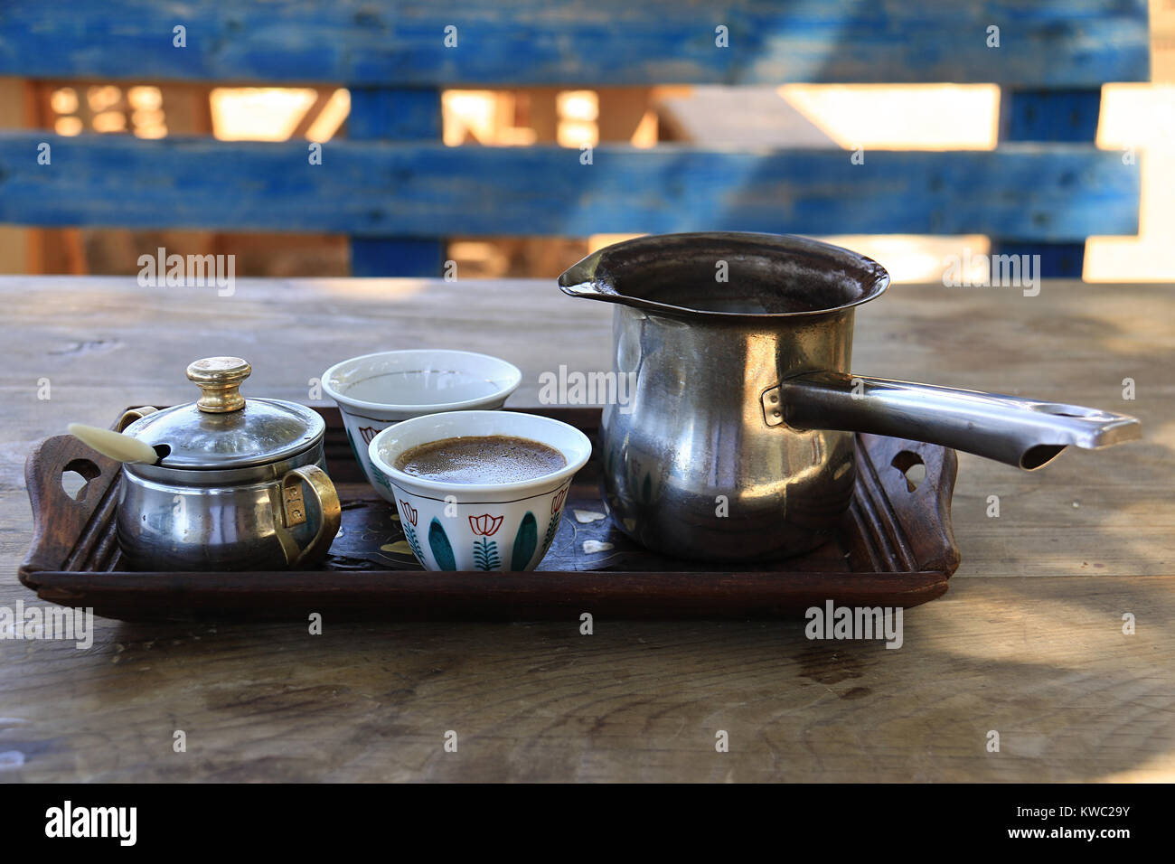 Ein Fach der türkischen Kaffee Wasserkocher und traditionelle libanesische Cups. Stockfoto