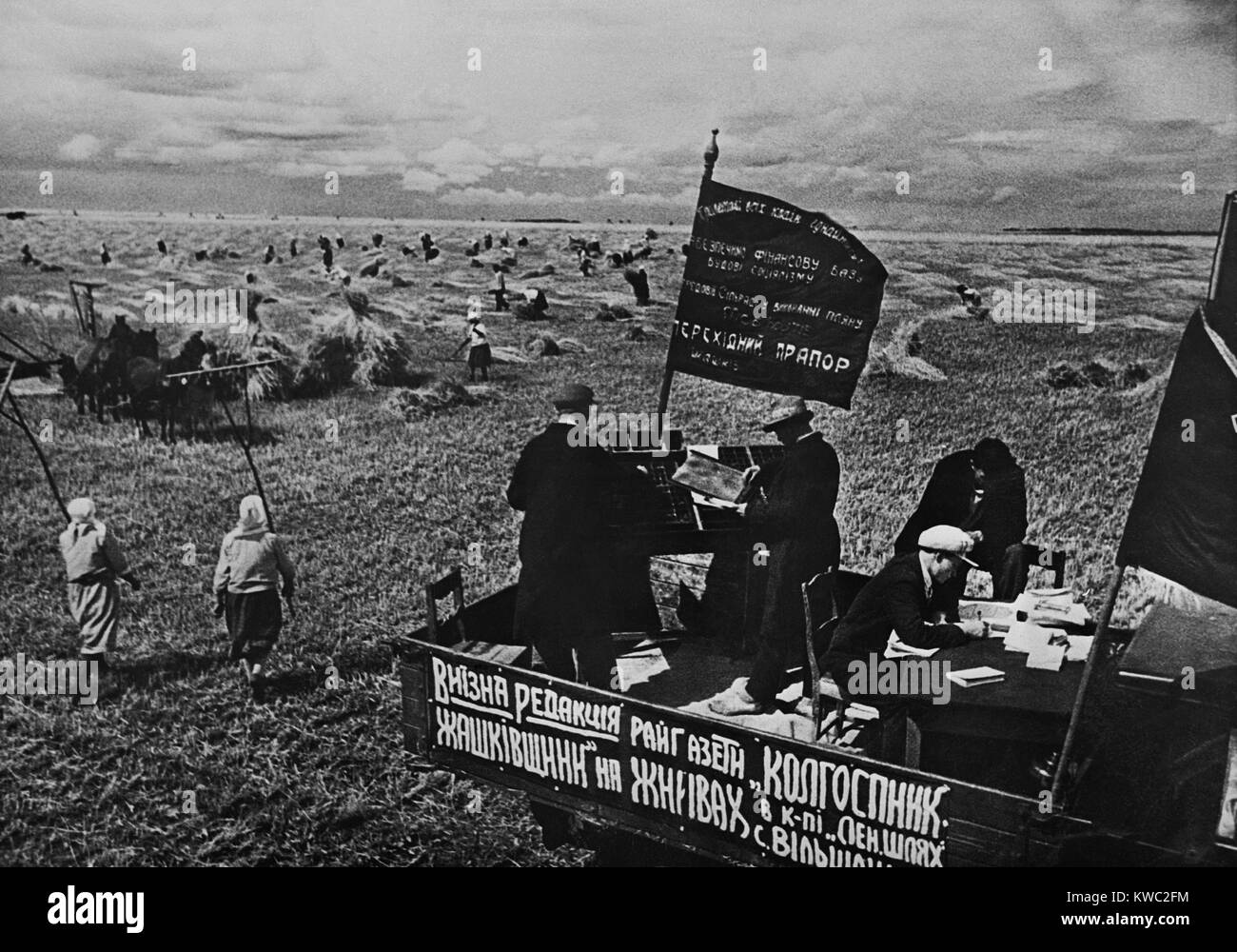 Einstellung der Bezirk Zeitung, "Kollektive Landwirt" auf dem Gebiet der sowjetischen Bauernhof. Ca. 1935-40. In der Nähe von Kiew, Ukraine, UdSSR. (BSLOC 2015 2 253) Stockfoto