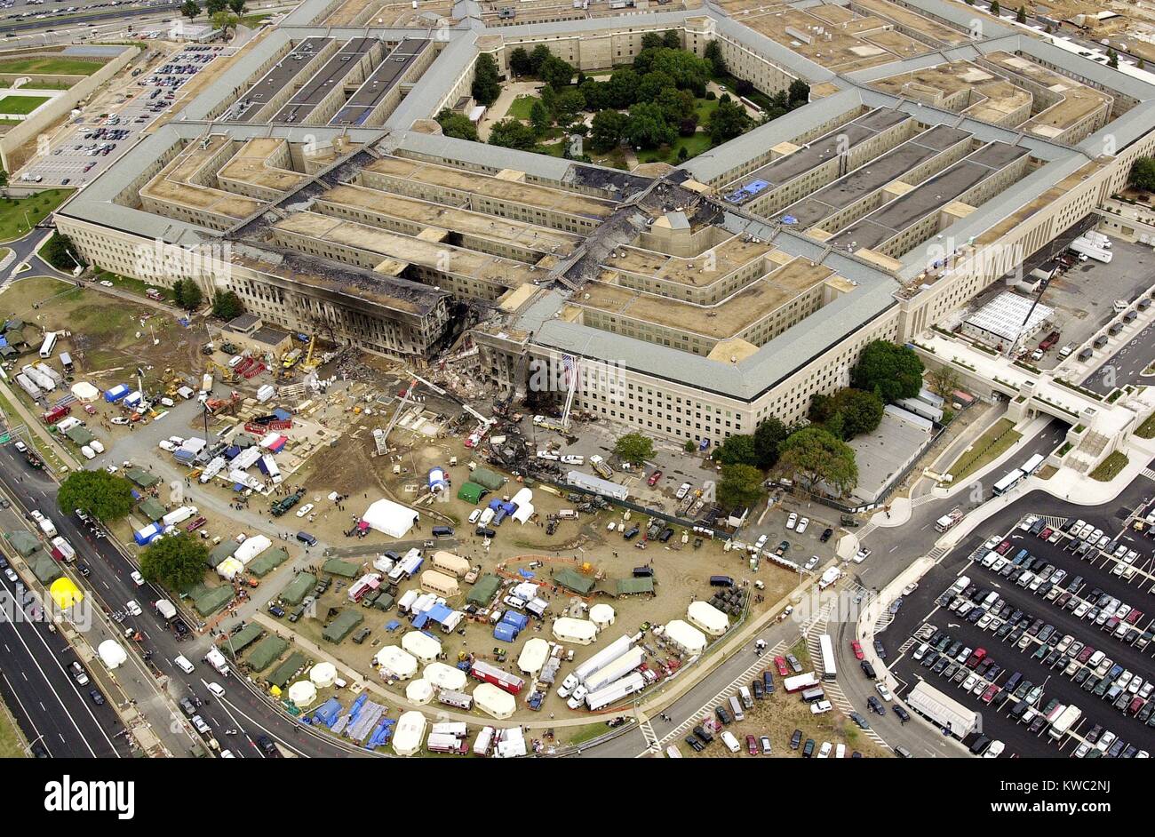 Luftaufnahme des Pentagons am 14. September 2001, drei Tage nach 9 / 11 Angriffe. American Airlines Flug 77 Absturz verursacht schwere Schäden an den äußeren Ring der Westwand. 64 an Bord des Flugzeugs wurden getötet, zusammen mit 125 Personen im Pentagon. Arlington, Virginia, nach 11. September 2001 Terroranschläge. (BSLOC 2015 2 75) Stockfoto