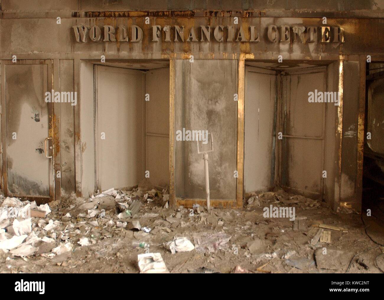 World Financial Center Eingang nach dem Zusammenbruch der Zwillingstürme in Asche und Ruß bedeckt. 14. September 2001. New York City, nach dem 11. September 2001 Terroranschläge. US Navy Foto von Jim Watson (BSLOC 2015 2 78) Stockfoto