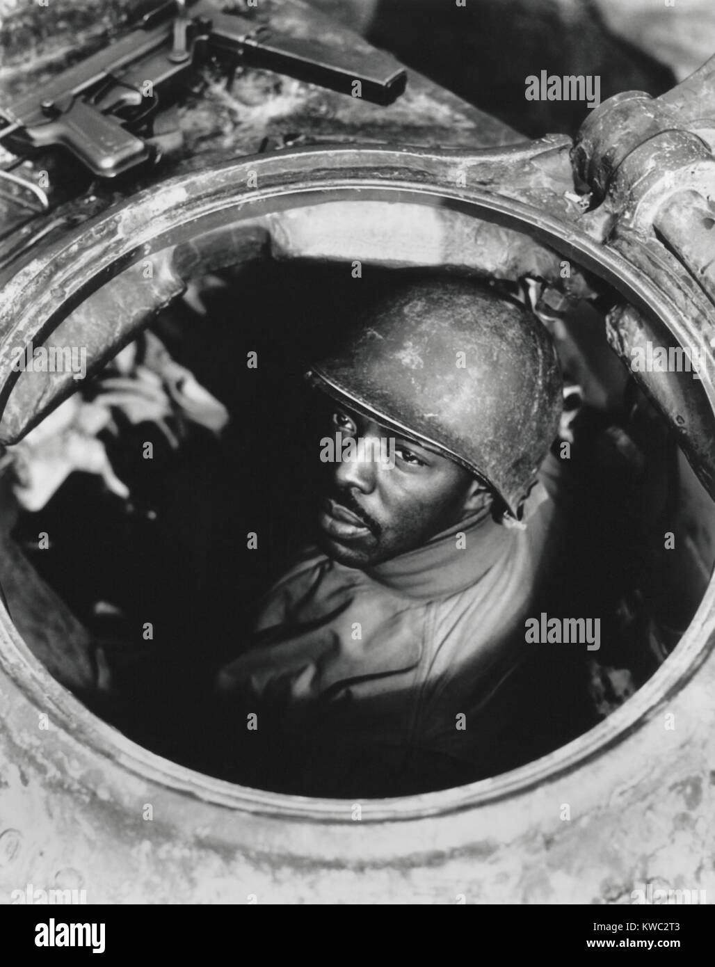 Afrikanische amerikanische Soldat in den Revolver eines gepanzerten Fahrzeugs während des Zweiten Weltkrieges 2. Datum unbekannt oder Standort. (BSLOC 2015 13 102) Stockfoto