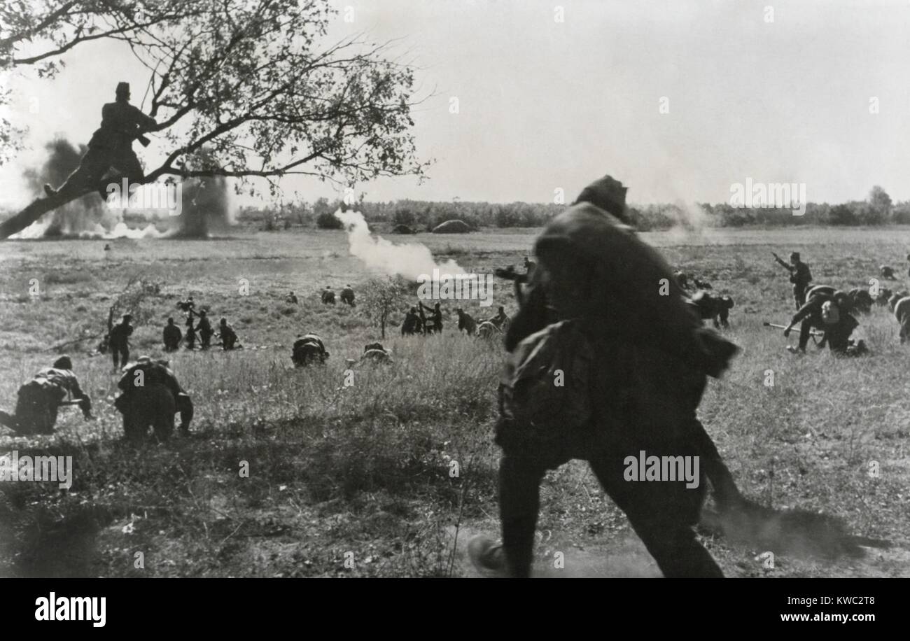 Sowjetische Russische Infanterie Vorrücken auf deutschen Linien in Abstimmung mit Panzern. Mai 1942. Ein Lot wird in einen Baum für Beobachtung positioniert. Weltkrieg 2 (BSLOC 2015 13 106) Stockfoto