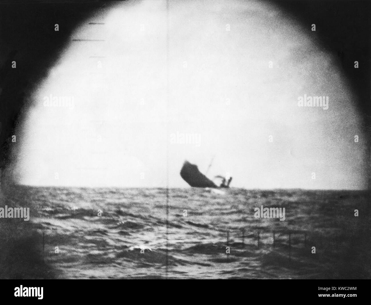 Us-u-boot Periskope Foto der japanischen Frachter 3,5 Minuten nach torpediert wird. Mai 5, 1943. Weltkrieg 2 (BSLOC 2015 13 123) Stockfoto