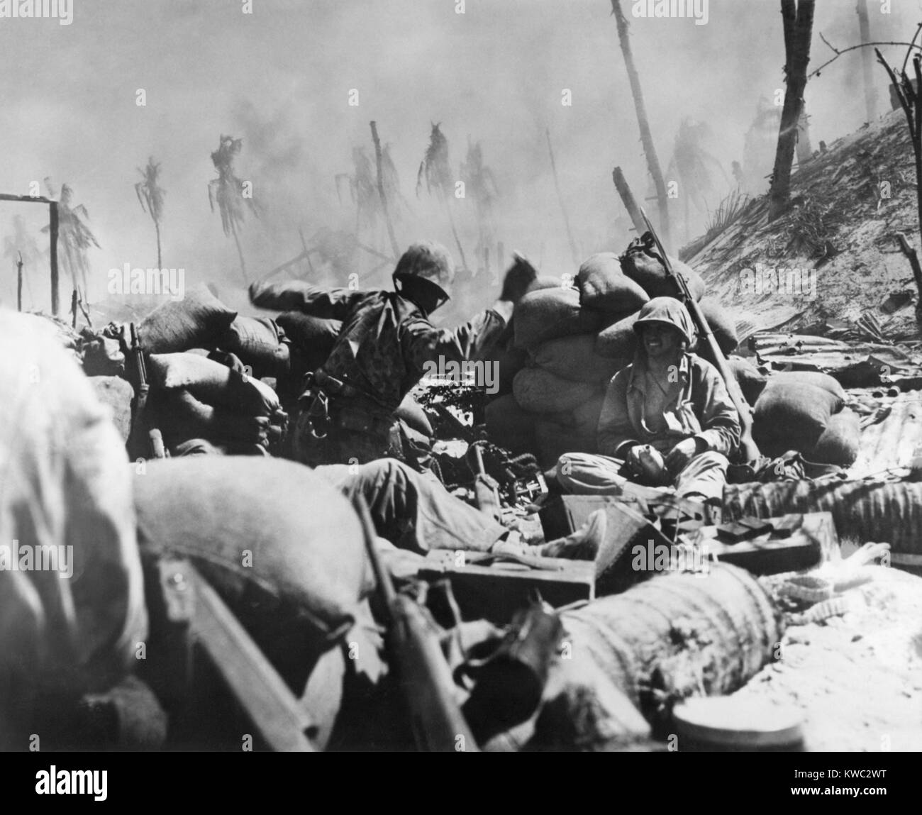 Marine über eine Handgranate in einen japanischen Bunker auf Tarawa, Nov. 23, 1944 werfen. Der Rauch der Schlacht rollt über einem hastig hochgeworfen Sandsack Verankerung, von denen er und andere Marines kämpften. Weltkrieg 2 (BSLOC 2015 13 125) Stockfoto