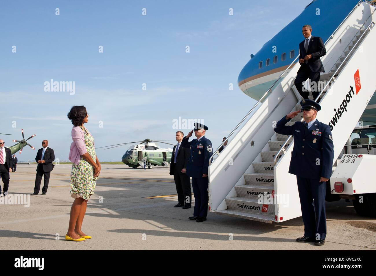 First Lady Michelle Obama wartet, die Präsident Obama am JFK Flughafen in NEW YORK CITY zu begrüßen. Juni 14, 2012. (BSLOC 2015 13 136) Stockfoto