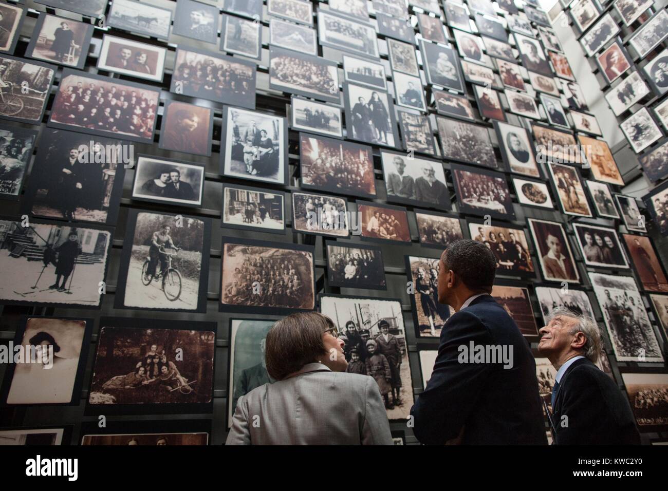 Präsident Barack Obama Touren das United States Holocaust Memorial Museum in Washington, D.C., 23. April 2012. Mit ihm sind Sara Bloomfield, Direktor des Museums, und Elie Wiesel, Friedensnobelpreisträger und Holocaust Survivor. (BSLOC 2015 13 144) Stockfoto