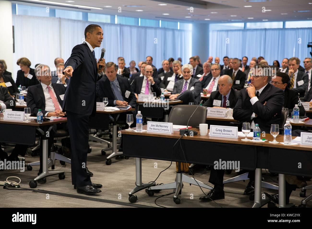 Präsident Barack Obama nimmt Fragen an den vierteljährlichen Treffen des Business Roundtable. Die Gruppe ist meist weiß Männer, mit nur ein paar Frauen oder Afrikanische Amerikaner Teilnehmer. Washington, D.C., Dez. 5, 2012. (BSLOC_2015_13_155) Stockfoto