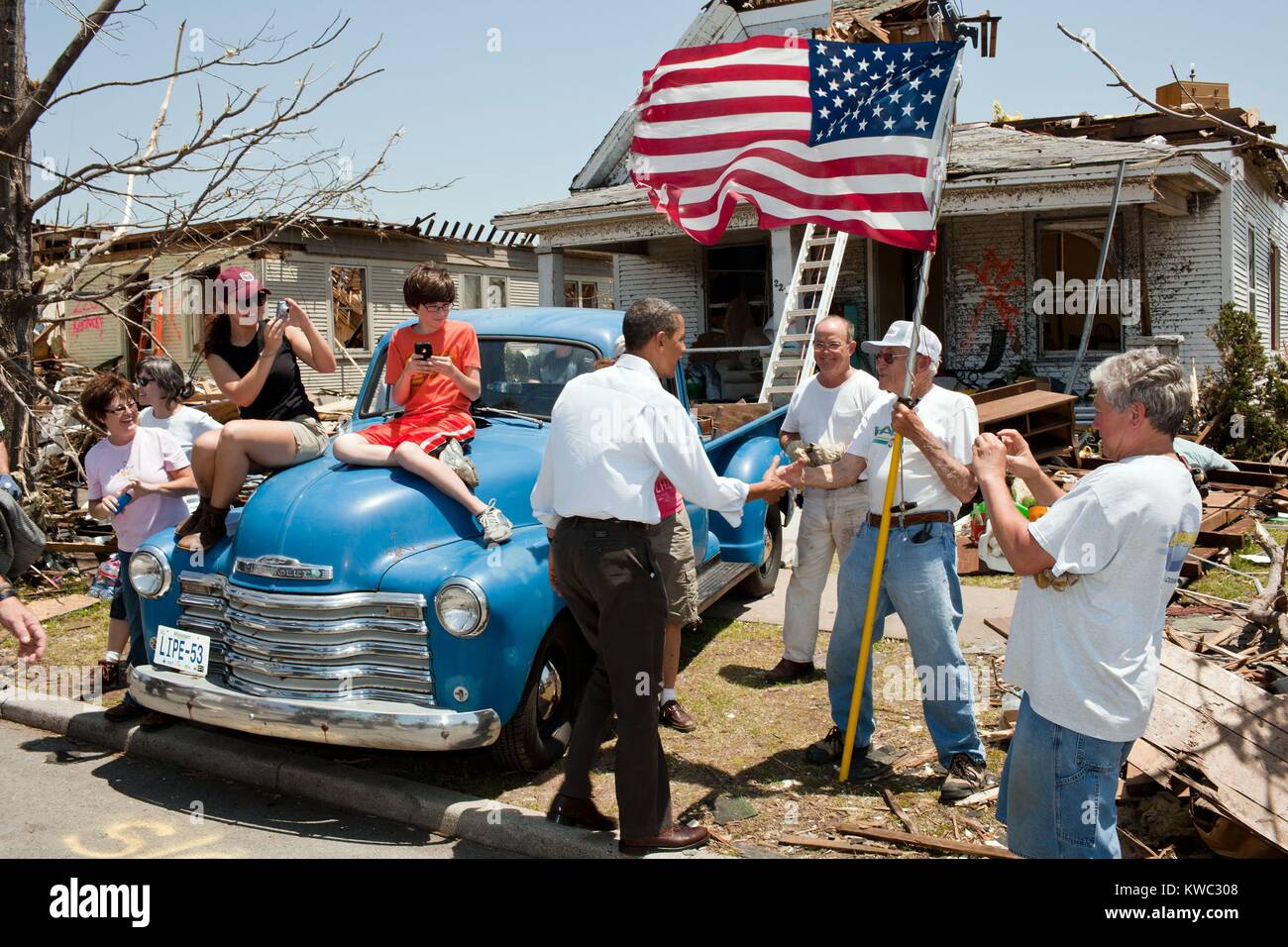 Präsident Barack Obama grüßt Hugh Hügel, 85, vor seinem Haus in Joplin, Mo, 29. Mai 2011. Hügeln verborgen in einem Schrank in der Tornado, der in der zweiten Etage zerstört und die Hälfte der ersten Etage seines Hauses (BSLOC_2015_13_160) Stockfoto