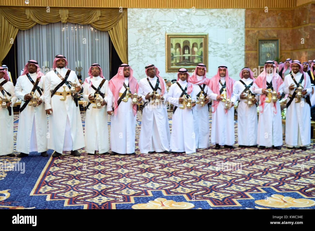 Für Teilnehmer an einer traditionellen Kaffee Zeremonie am Erqa Royal Palace in Riad, Saudi-Arabien. Präsident Obama, der First Lady Michelle Obama, sek. von John Kerry, wurden durch neue King Salman von Saudi-arabien begrüßte, nachdem Sie erweiterte Beileid für den verstorbenen König Abdullah. Jan. 27, 2015 (BSLOC 2015 13 210) Stockfoto