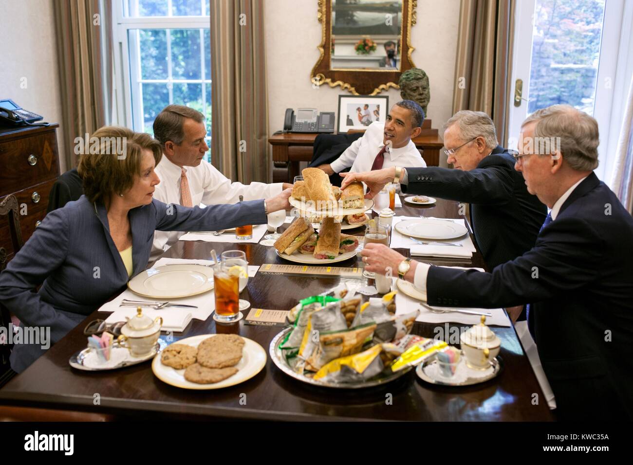 Präsident Barack Obama zu Mittag mit Kongreßführung, 16. Mai 2012. L-R: Nancy Pelosi, John Boehner, der Präsident, Harry Reid, und Mitch McConnell. Der Präsident serviert hoagies im Oval Office des Weißen Hauses Private Esszimmer, 16. Mai 2012 (BSLOC 2015 13 221) Stockfoto