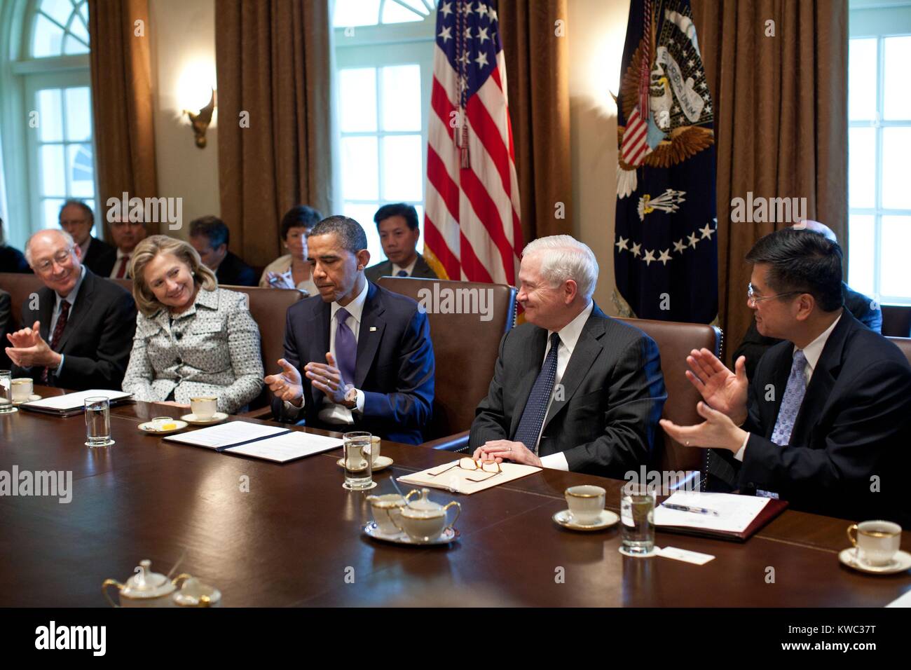 Verteidigungsminister Robert Gates erhält Kabinett Applaus nach Ermordung von Osama Bin Laden. Mai 3, 2011. In der Mitte sind, Hillary Clinton, Barack Obama, und Tore. (BSLOC 2015 13 243) Stockfoto