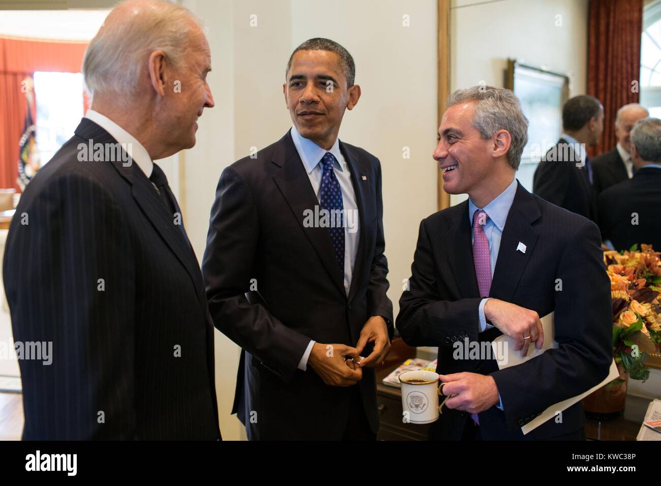 Präsident Barack Obama und Vizepräsident Joe Biden mit dem neu gewählten Bürgermeister von Chicago Rahm Emanuel. Äußere Oval Office, November 16, 2012, kurz nach der Wahl von Emanuel als Bürgermeister von Chicago. (BSLOC 2015 13 255) Stockfoto