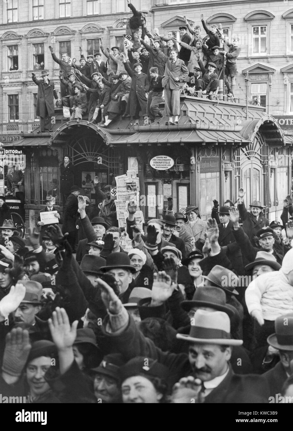 Hunderttausende Österreicher Linie der Route von Hitlers triumphalen Eintritt in Wien, Österreich. März 15, 1938. (BSLOC 2015 13 29) Stockfoto