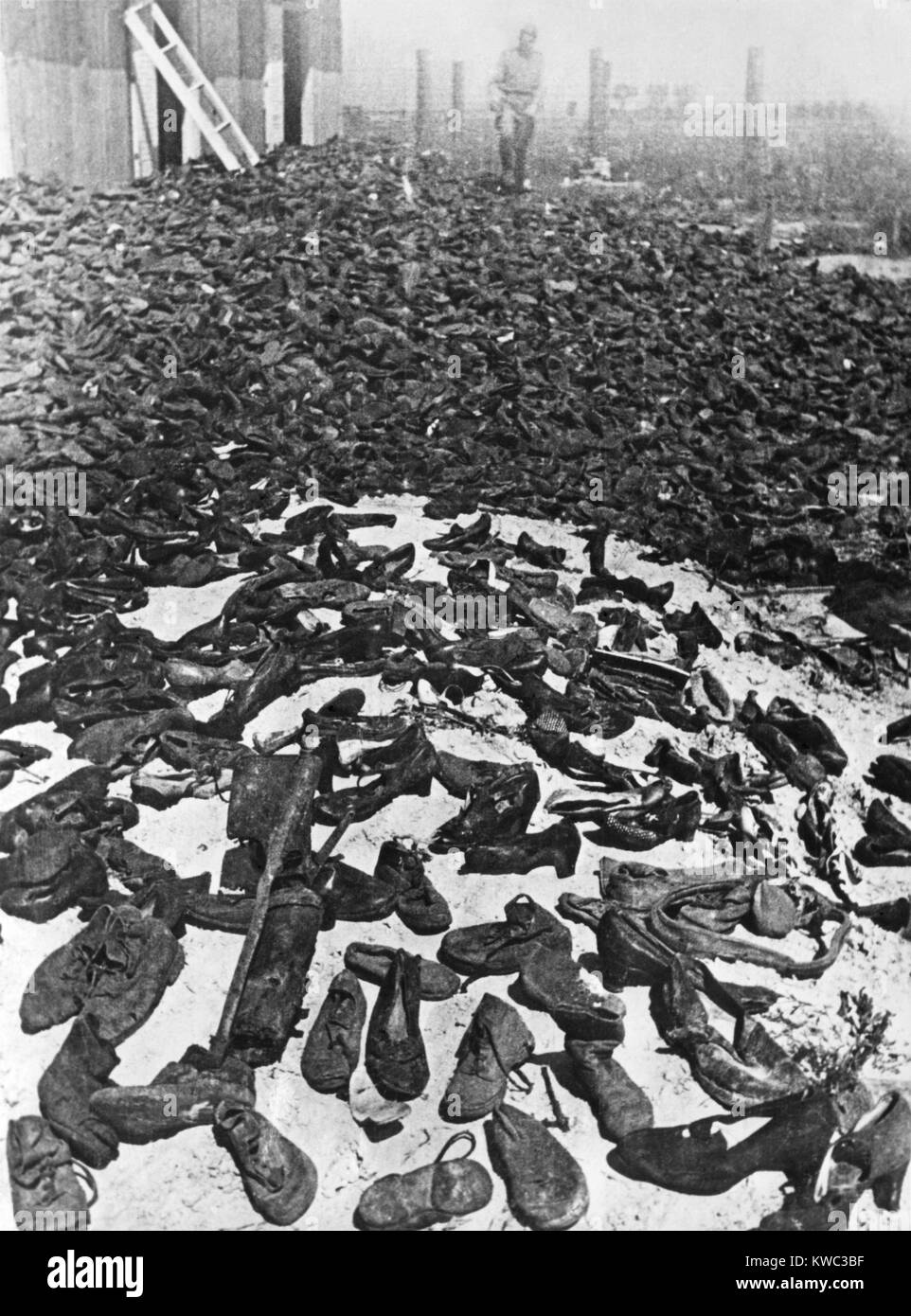 Schuhe von Juden in Belzec, Sobibor und Treblinka II Tötungszentren gespeichert in Lublin/Majdanek. Im Juli 1944, die Russische Armee befreit die Konzentrationslager im Juli 1944 und fand die Store House unter dem Gewicht der es Inhalt zusammengebrochen. (BSLOC 2015 13 3). Stockfoto