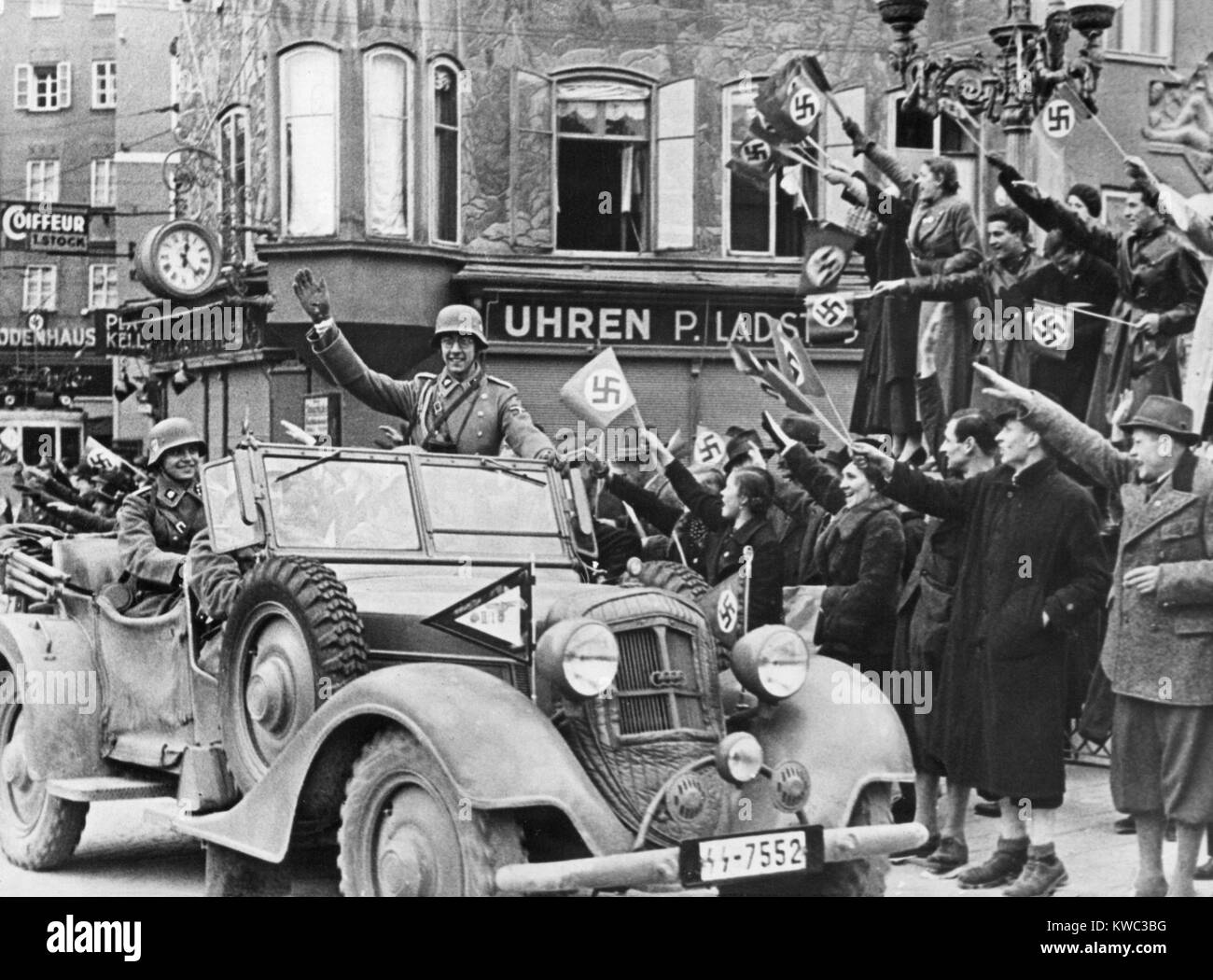 Deutscher Soldat winkte der Wiener Masse während Hitlers triumphalen Eintritt in Wien, Österreich. März 15, 1938. (BSLOC 2015 13 30) Stockfoto