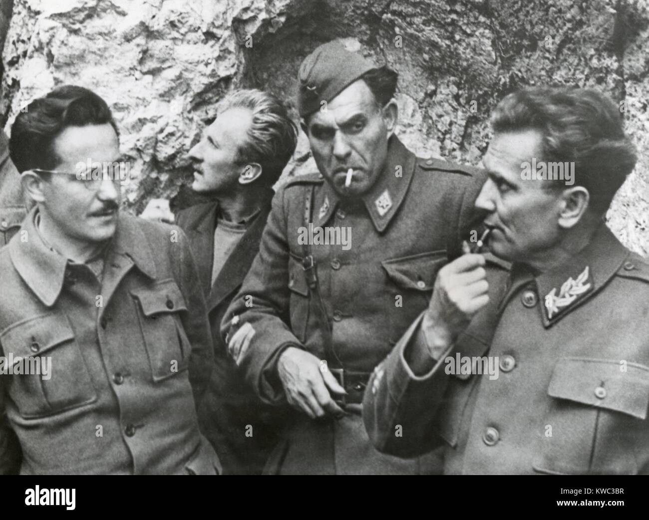 Jugoslawische Partisanen Marschall Tito mit zwei seiner Mitarbeiter, Kvard Kardelt (L) und General Sreten Zujevich. Mai 1944, an seinem Hauptsitz remote Mountain. (BSLOC 2015 13 34) Stockfoto