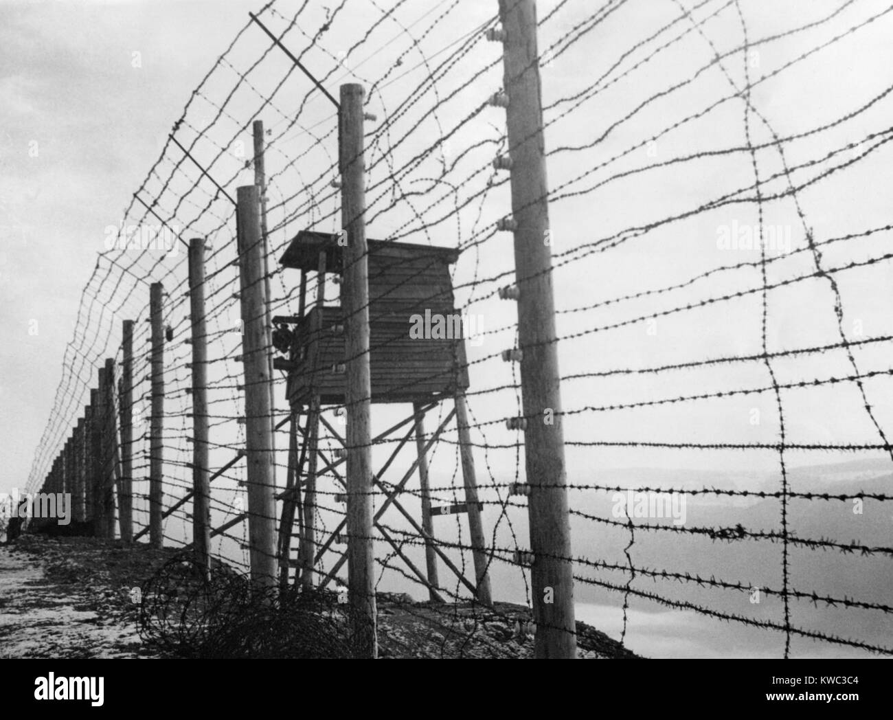 Stacheldrahtzaun und Wachhaus am Struthof Konzentrationslager in der Nähe von Natzweiler, Frankreich elektrifiziert. Die evakuierten Lager wurde durch die amerikanische Armee entdeckt, an November 23, 1944. Die meisten Häftlinge der relativ kleinen Lager waren anti-deutschen Resisters. (BSLOC 2015 13 4) Stockfoto