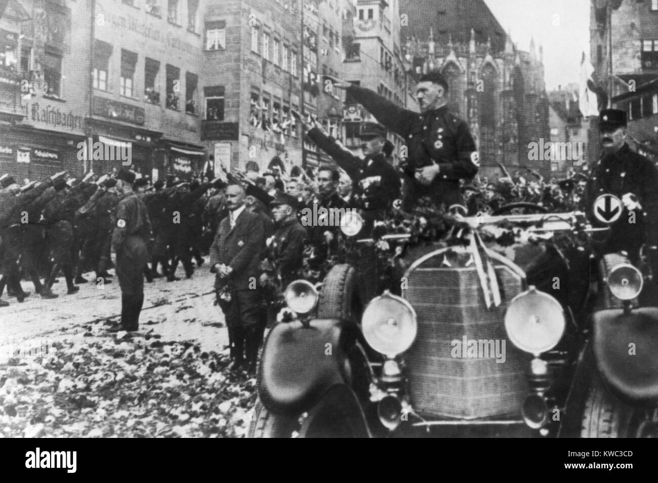 Adolf Hitler Bewertungen marschierenden Nazis Sturmtruppen der 3rd Party Congress. Sub - mit dem Titel 'Tag des Erwachens, war es in Nürnberg am 12.08.20, 1927 statt. (BSLOC 2015 13 42) Stockfoto