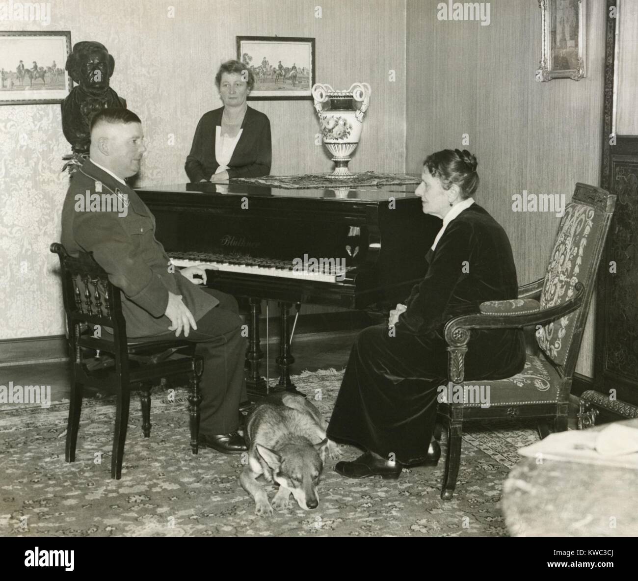 Ernst Röhm, Leiter der Sturmabteilung (SA), mit seiner Mutter, Emilie Roehm, Ca. 1933. Neben dem Klavier, seine Schwester. (BSLOC 2015 13 46) Stockfoto
