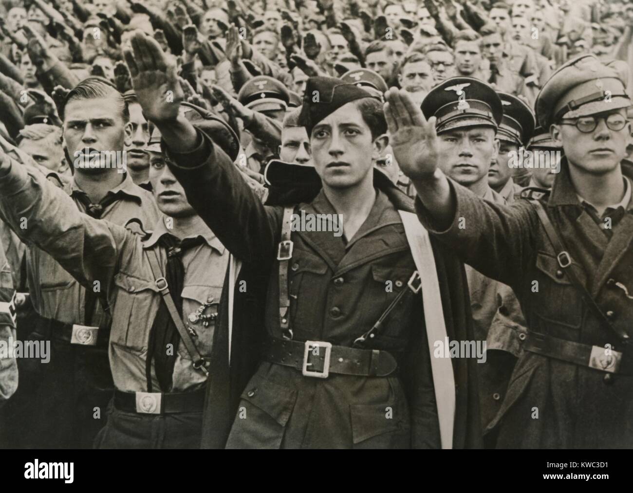 Junge Falangist aus Spanien grüßt mit Deutschen in der NS-Parteitag in Nürnberg. Sept. 12, 1937. (BSLOC 2015 13 52) Stockfoto