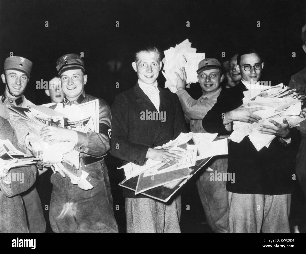Ns-Storm troopers und jungen deutschen Männer holding Bilder und Broschüren an öffentlichen Bücherverbrennung. Ca. 1933-1940. (BSLOC 2015 13 53) Stockfoto