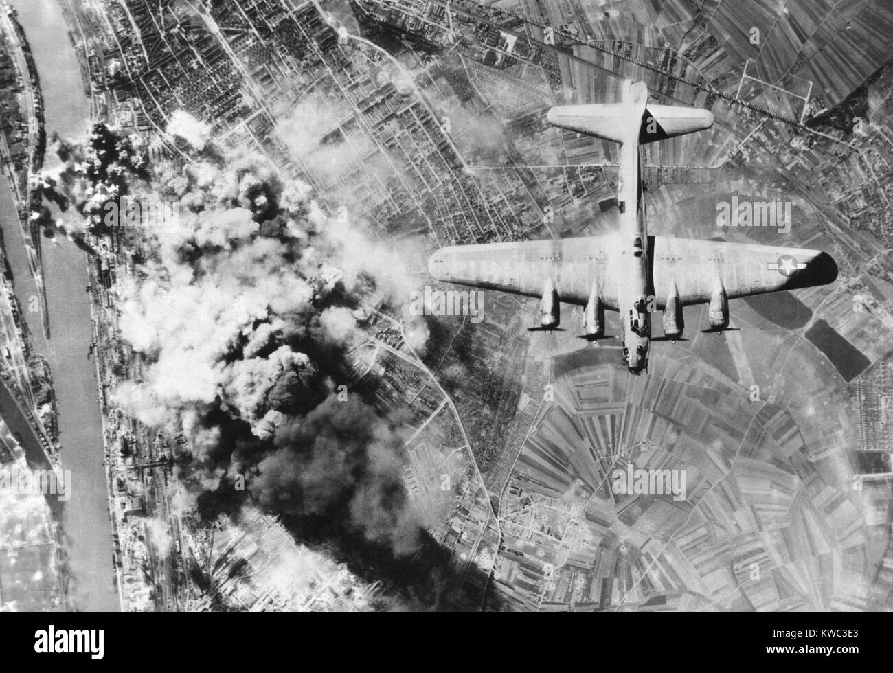 American B-17 Flying Festungen bomben Ludwigshafen chemische und synthetische Öl arbeiten, Deutschland. Weltkrieg 2, Sept. 29, 1944. (BSLOC 2015 13 65) Stockfoto