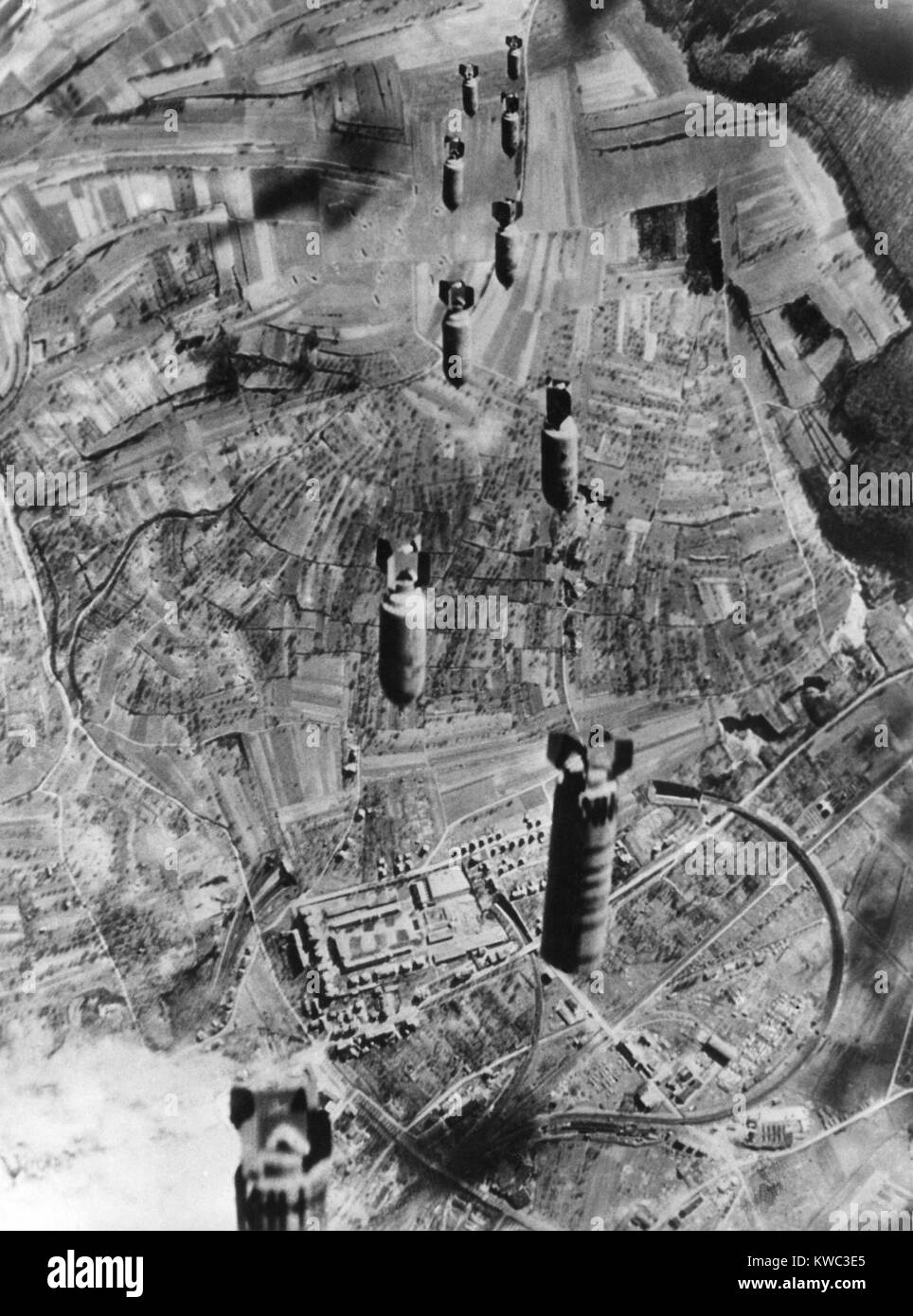 Acht US Air Force Bomben fallen, Bruchsal, Deutschland, und wichtige Rail Center. Weltkrieg 2, März 1, 1945 (BSLOC 2015 13 66) Stockfoto