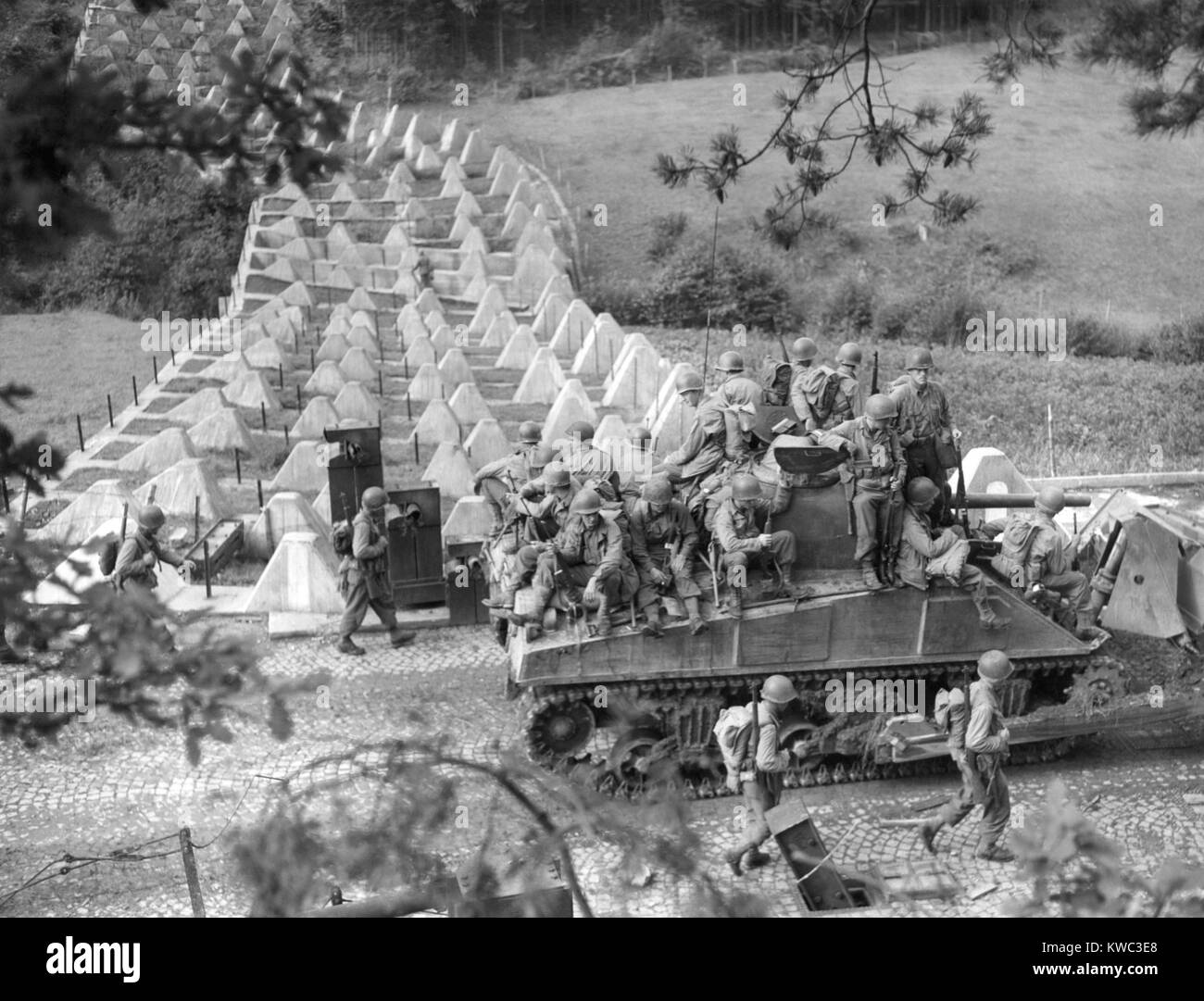 Amerikaner Rollen durch Siegfried Linie auf einem "Tank" in der Nähe vonTech-vertriebspartner Planierraupe, Deutschland, Sept. 28, 1944. Tech-vertriebspartner war der erste deutsche Gemeinde, die er durch die US-Truppen während des Zweiten Weltkrieges erfasst (BSLOC 2015 13 67) Stockfoto