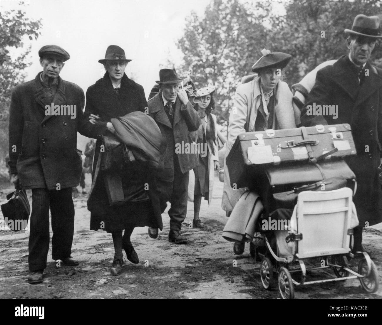 Deutschen zivilen Flüchtlingen durch die Straßen von Aachen, Deutschland, im Oktober 1944 verschoben. Sie tragen Besitz in einen sicheren Bereich hinter den USA erste Armee Linien. Alte Aachen hatte eine Friedenszeit Bevölkerung von 165.000 und ist das erste große Stadt der Pfad der Alliierten Armeen in Deutschland während des Zweiten Weltkrieges 2. (BSLOC 2015 13 68) Stockfoto