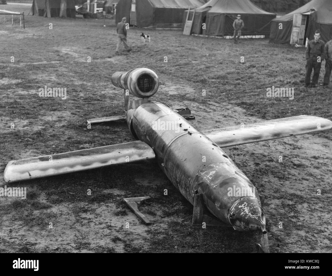 Deutsche V-1 Führerlose "Buzz Bomb' gefunden intakt von der US Army Air Force 9 in Frankreich. Die dud gelandet, ohne zu explodieren, wodurch die Bombe entsorgen es für US-amerikanische Intelligenz zu zerlegt. Weltkrieg 2, 1944 (BSLOC 2015 13 71) Stockfoto