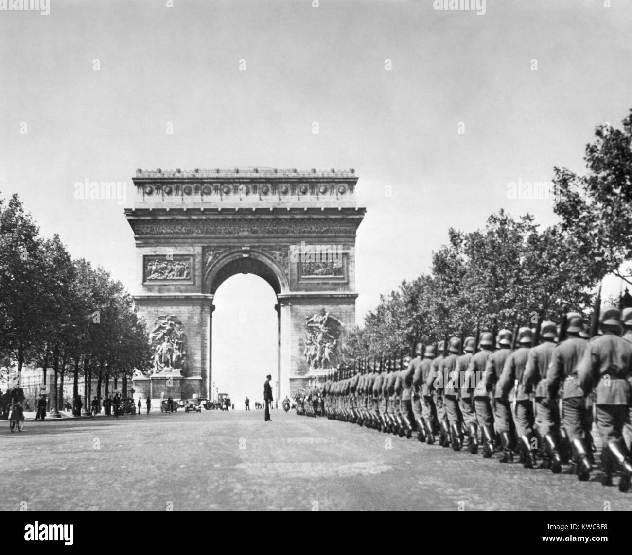 Deutsche Truppen marschieren in der Nähe von Arc de Triumph, während der nationalsozialistischen Besetzung von Paris. Sommer 1940, Weltkrieg 2 (BSLOC 2015 13 79) Stockfoto