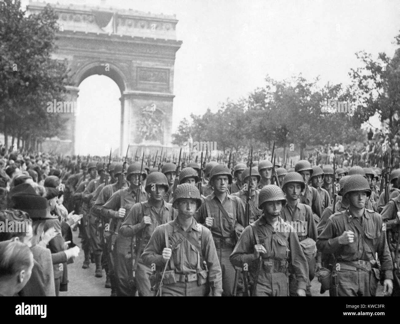 Amerikanische Truppen marschierten entlang der Champs Elysees zu den Beifall der Pariser. August 25, 1944, Weltkrieg 2. Sie sind vollständig für den Kampf ausgerüstet, die nur auf der Durchreise, in der Verfolgung der sich zurückziehenden deutschen Armeen. (BSLOC 2015 13 86) Stockfoto