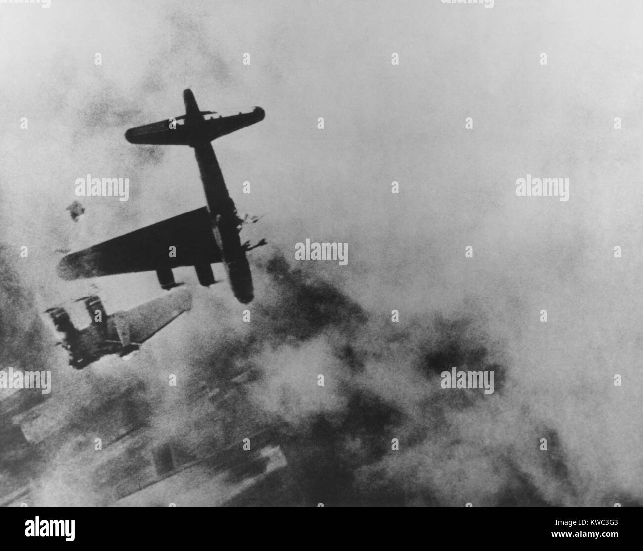 Boeing B-17 G, deren linken Flügel fiel weg über Stendal, Deutschland, 8. April 1945. Mit dem Namen "Wee Willie' durch seine Crew, es war durch Luftabwehrfeuer bei 20.000, brannte und in einer vertikalen Tauchgang, wenn in 5.000 Fuß es einen Flügel verloren. Bei 3000 Fuß er explodierte. Pilot Robert E. Fuller war aus der Ebene geblasen und überlebt, aber der Rest der Mannschaft war verloren. Weltkrieg 2 (BSLOC 2015 13 90) Stockfoto